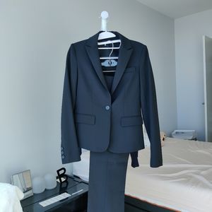 Theory black wool suit ( Jacket 0+ pants 00)